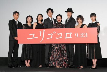 映画「ユリゴコロ」の舞台あいさつに登場した（左から）熊沢尚人監督、清野菜名、木村多江、松坂桃李、吉高由里子、松山ケンイチ、佐津川愛美、清原果耶＝ユナイテッドシネマ豊洲（撮影・堀内翔）