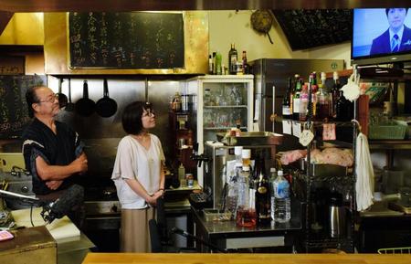 会見する小室圭さんの様子をテレビで見つめる五井憲治さん（左）と林聖子さん＝神奈川県海老名市の居酒屋「のん処」