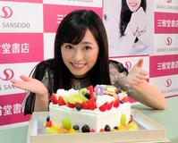 写真集イベントで１９歳の誕生日を祝福された福原遥＝東京・池袋