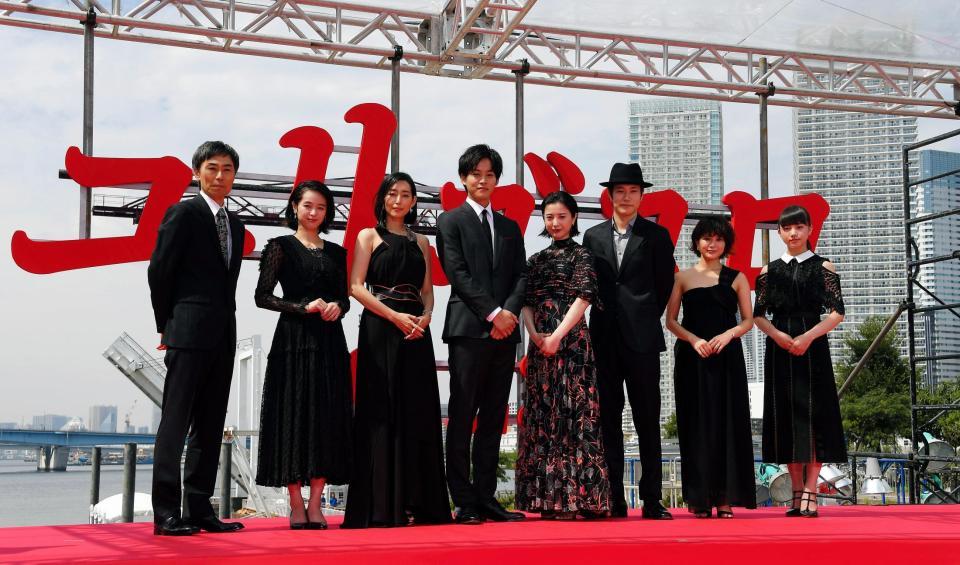 映画「ユリゴコロ」完成披露試写会に登場した（左から）熊沢尚人監督、清野菜名、木村多江、松坂桃李、吉高由里子、松山ケンイチ、佐津川愛美、清原果耶＝ららぽーと豊洲シーサイドデッキ（撮影・堀内翔）