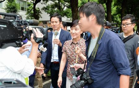 多くの報道陣に囲まれる松居一代＝東京家庭裁判所（撮影・中田匡峻）