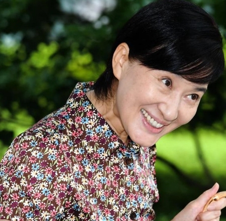 報道陣に向かい頭を下げる松居一代＝東京家庭裁判所撮影・中田匡峻）