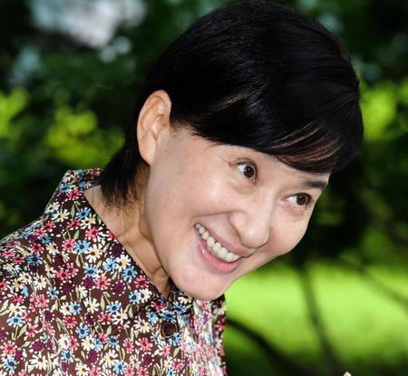 報道陣に向かい頭を下げる松居一代＝東京家庭裁判所撮影・中田匡峻）