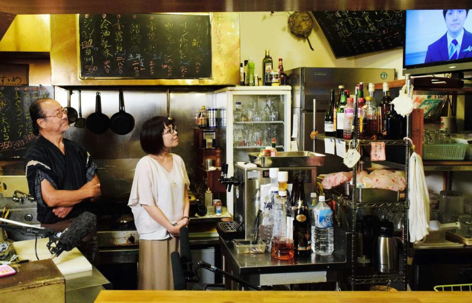 　会見する小室圭さんの様子をテレビで見つめる五井憲治さん（左）と林聖子さん＝神奈川県海老名市の居酒屋「のん処」