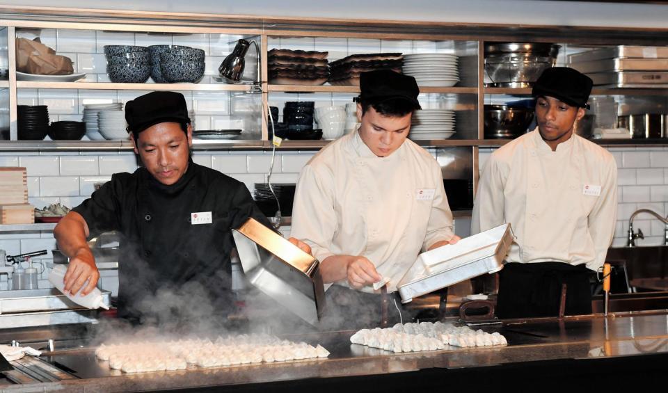 餃子を作る外国人店員＝東京都港区のＧＹＯＺＡ　ＩＴ（撮影・中田匡峻）