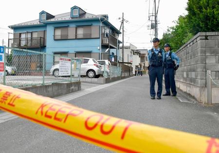 　刃物で刺されたとみられる男女２人が見つかったアパート＝埼玉県草加市