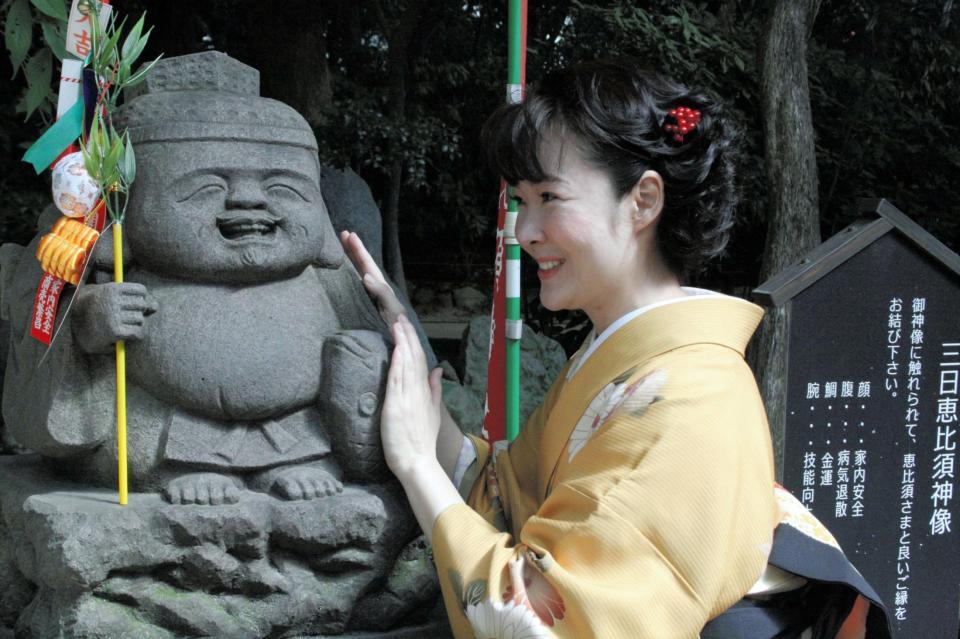 　さらなるヒットを目指し祈願した田川寿美＝福岡市の住吉神社