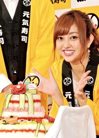 　寿司ケーキで誕生日をお祝いされた菊地亜美　