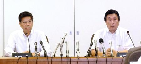 会見を行った北川道夫・神戸市会議長と安達和彦団長（左）＝神戸市会