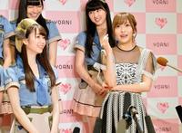 　＝ＬＯＶＥと笑顔で取材に応じる指原莉乃（右）＝東京ドームホテル（撮影・金田祐二）