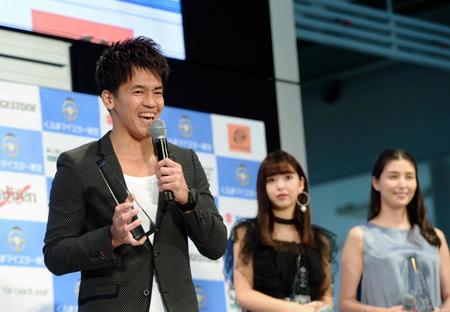 トロフィーを手に受賞の喜びを語る武井壮（左）。（後方右から）橋本マナミ、藤田ニコル＝東京・メガウェブ　ＭＥＧＡＳtage（撮影・開出牧）