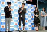 テリー伊藤（左端）と車談義に花を咲かせる武井壮（中央）。後方右から橋本マナミ、藤田ニコル＝東京・メガウェブ　ＭＥＧＡＳtage（撮影・開出牧）