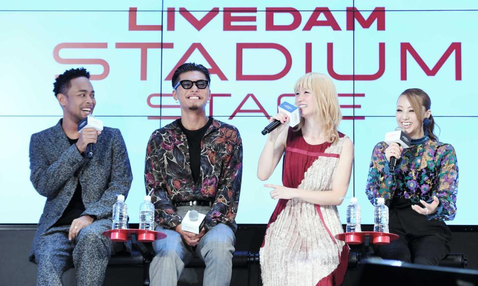 　（左から）談笑するＮＥＳＭＩＴＨ、ＳＨＯＫＩＣＨＩ、Ａｍｉ、Ｓｈｉｚｕｋａ＝東京・六本木（撮影・園田高夫）