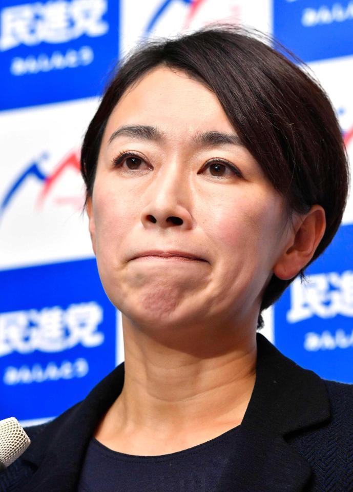 　民進党に離党届を提出し、取材対応する山尾志桜里氏＝国会