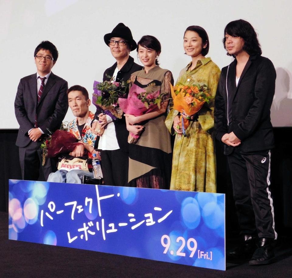 　舞台あいさつした（左から）松本准平監督、熊篠慶彦氏、リリー・フランキー、清野菜名、小池栄子、峯田和伸＝東京・ＴＯＨＯシネマズ新宿