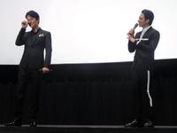 映画「三度目の殺人」の舞台あいさつに登場した福山雅治（左）と満島真之介＝大阪市内