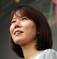 ミニライブで涙を流す半崎美子＝東京・銀座の銀座山野楽器（撮影・堀内翔）