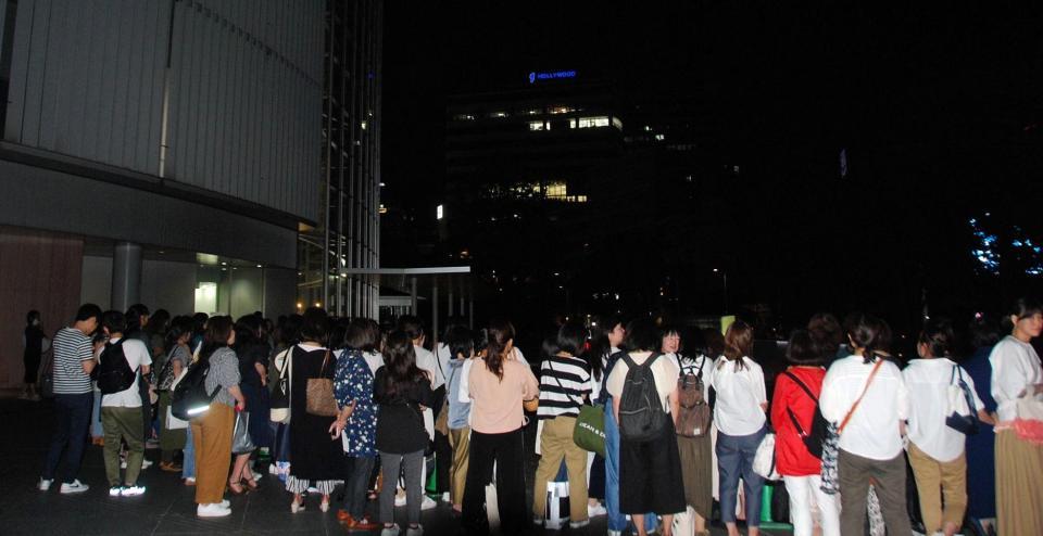 香取慎吾のフリー初仕事を前にファンが殺到したテレビ朝日前=２０１７年９月９日