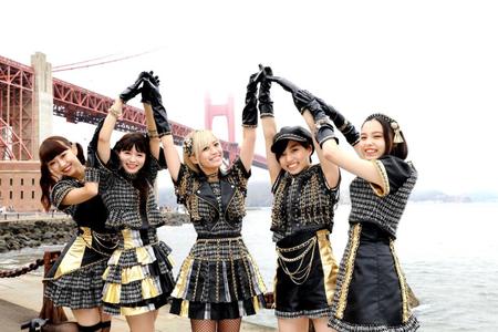 　ゴールデン・ゲート・ブリッジをバックにポーズをするベイビーレイズＪＡＰＡＮ＝米サンフランシスコ