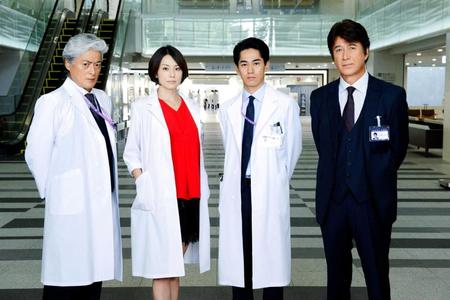 　ドクターＸに出演する（左から）陣内孝則、米倉涼子、永山絢斗、草刈正雄