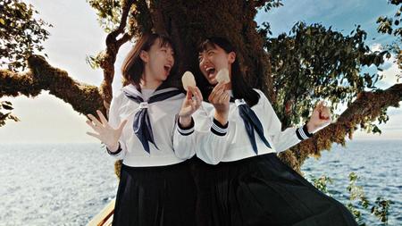 　セーラー服で熱唱する梨紗子（左）と瑛美子の鈴木姉妹  
