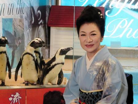 ペンギンを前に新曲イベントを行った大月みやこ＝東京・池袋の「ペンギンがいるＢＡＲ」