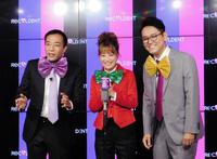 トリオ漫才を披露した鈴木奈々（中）とナイツの塙宣之（左）と土屋伸之（右）＝東京・ベクトルラウンジ赤坂