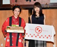 交換したプレゼントを手に笑顔の「わろてんか」の葵わかな（左）と「ひよっこ」の有村架純＝ＮＨＫ大阪放送会館