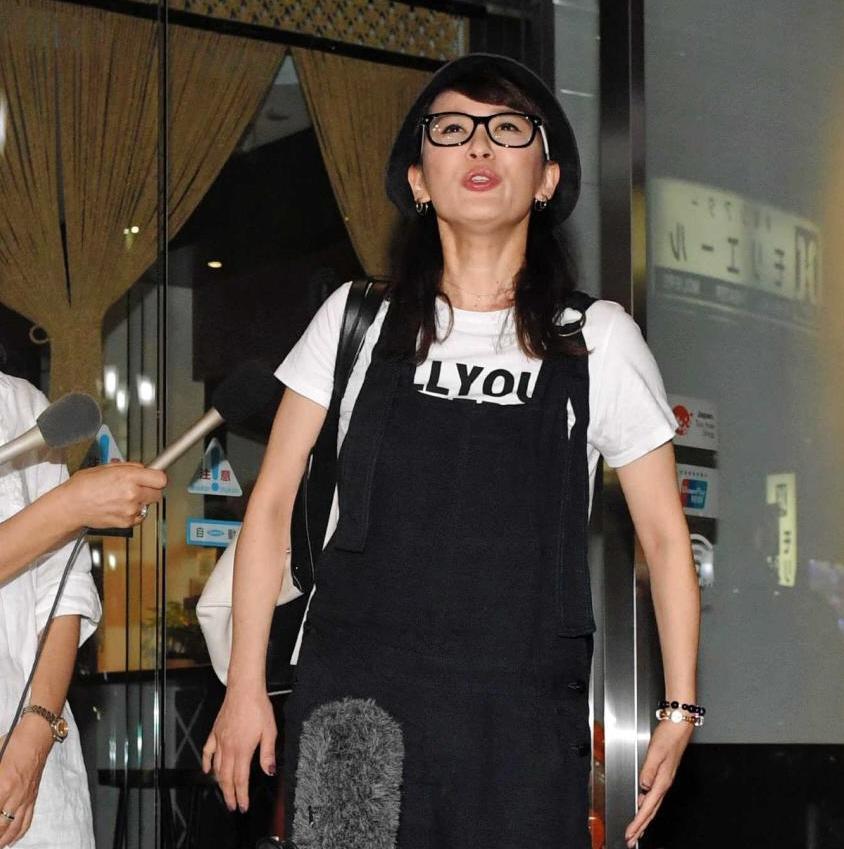 　舞台を終え、会見する鈴木砂羽＝１３日