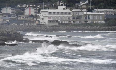 　台風１８号の接近で荒れる鹿児島県枕崎市の海岸