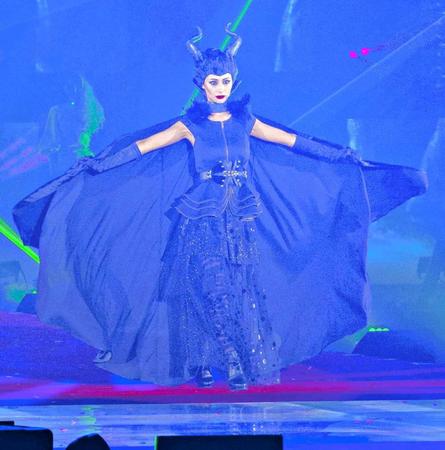 「ディズニー・ハロウィーン」とのコラボステージに登場したダレノガレ明美　