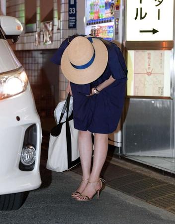 頭を下げて車に乗り込む鈴木砂羽＝東京・新宿のシアターモリエール（撮影・金田祐二）