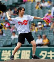 始球式を行う葵わかな＝甲子園球場（撮影・吉澤敬太）