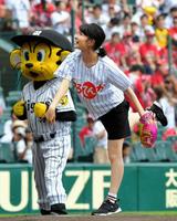 試合前、ファーストピッチセレモニーで投球する葵わかな＝甲子園（撮影・高部洋祐）