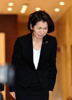 泣きそうな表情の豊田真由子議員が会場入口で一礼する＝埼玉県新座市・ベルセゾン（撮影・園田高夫）