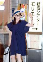 ファンに手を振って劇場を後にする鈴木砂羽＝東京・新宿のシアターモリエール（撮影・金田祐二）