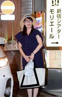 報道陣にあいさつする鈴木砂羽＝東京・新宿のシアターモリエール（撮影・金田祐二）