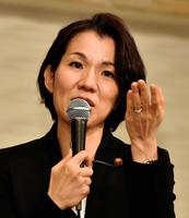 厳しい目つきで反論する豊田真由子＝埼玉県新座市・ベルセゾン（撮影・園田高夫）