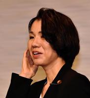 会見中、耳鳴りを訴える豊田真由子議員＝埼玉県新座市・ベルセゾン（撮影・園田高夫）