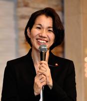 笑顔で反論する豊田真由子＝埼玉県新座市・ベルセゾン（撮影・園田高夫）