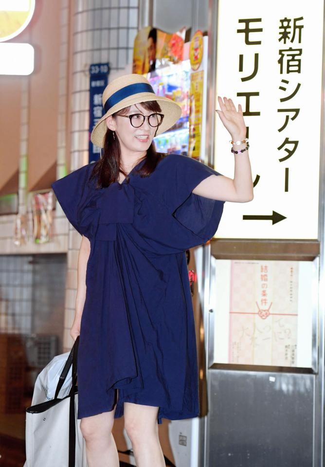 ファンに手を振って劇場を後にする鈴木砂羽＝東京・新宿のシアターモリエール（撮影・金田祐二）