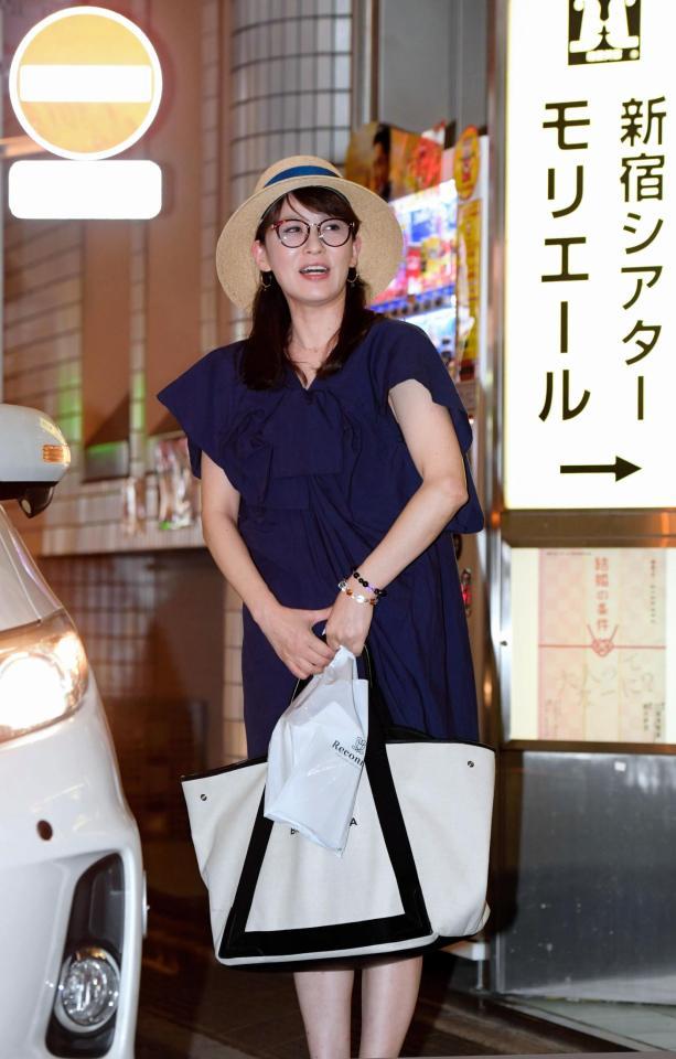 報道陣にあいさつする鈴木砂羽＝東京・新宿のシアターモリエール（撮影・金田祐二）