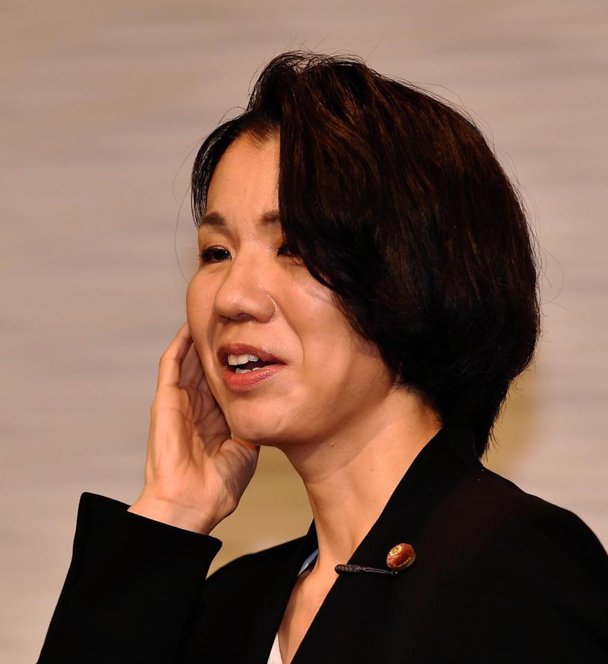 会見中、耳鳴りを訴える豊田真由子議員＝埼玉県新座市・ベルセゾン（撮影・園田高夫）