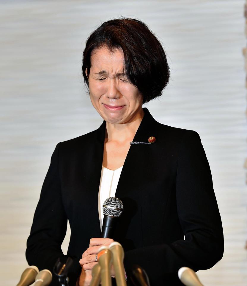 会見で涙ぐむ豊田真由子議員＝埼玉県新座市・ベルセゾン（撮影・園田高夫）