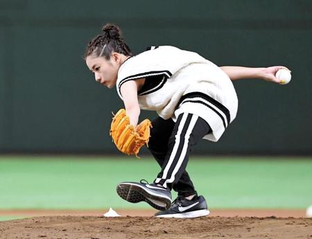 サブマリン投法を披露した石原さとみ＝８月７日