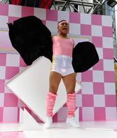 マントを脱ぎエアロビクス衣装を披露するオードリーの春日俊彰＝東京・渋谷１０９（撮影・開出牧）