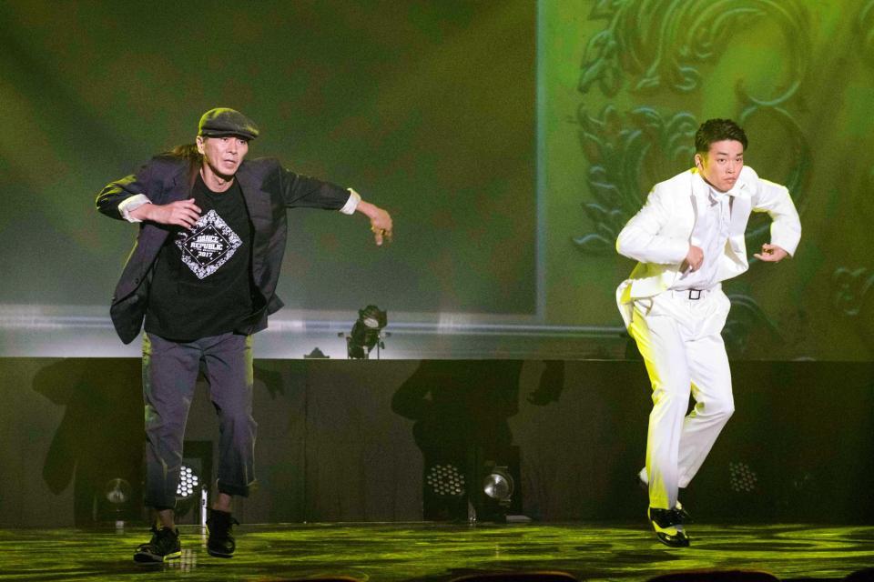 　セリフのない舞台でダンスを披露するＳＡＭ（左）とＤＡ　ＰＵＭＰのＫＥＮＺＯ＝東京・竹芝ニューピアホール