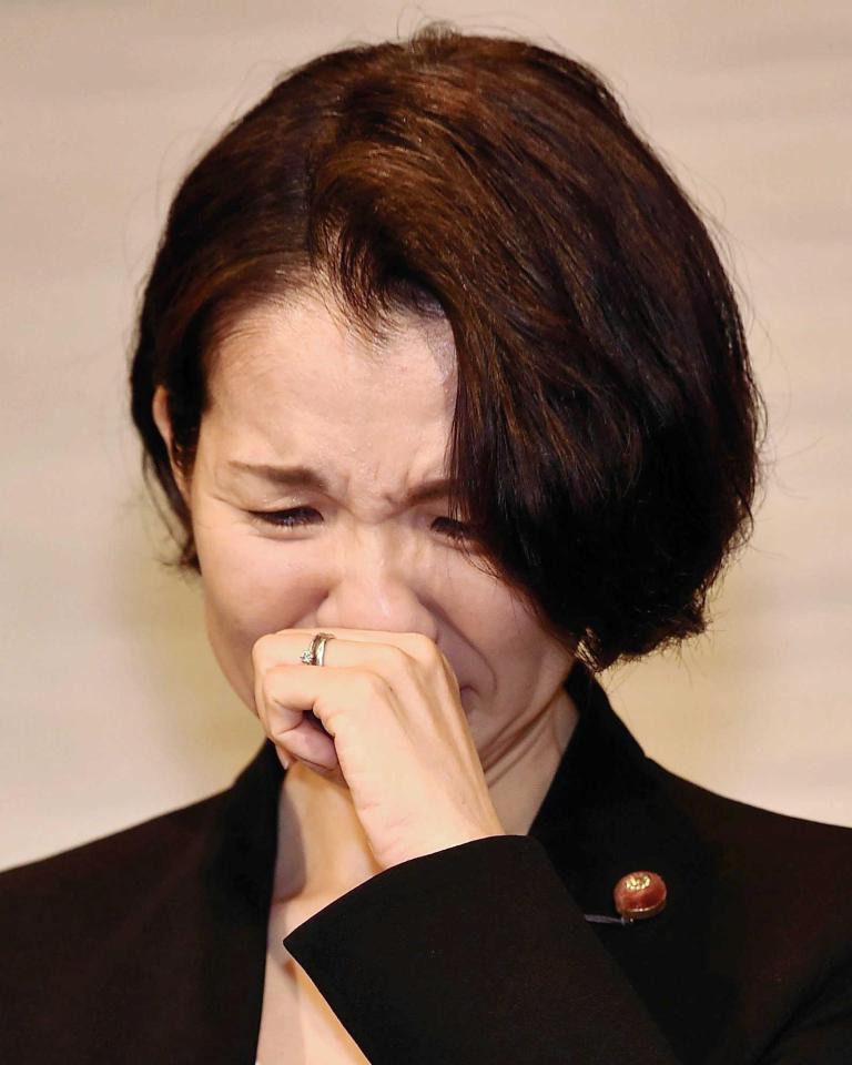 　会見で涙ぐむ豊田真由子議員＝埼玉県新座市・ベルセゾン（撮影・園田高夫）