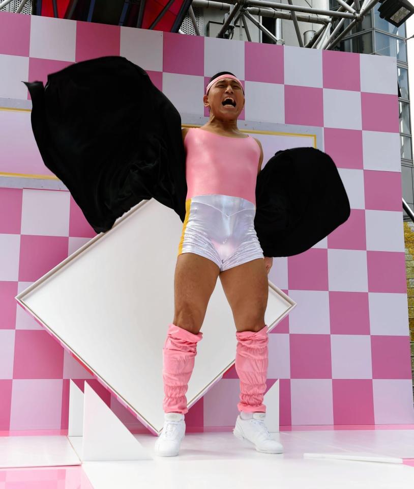 マントを脱ぎエアロビクス衣装を披露するオードリーの春日俊彰＝東京・渋谷１０９（撮影・開出牧）