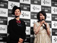 スターチャンネル「フュード／確執ベティＶＳジョーン」の発表会に登場した夏木マリ（左）と秋吉久美子＝東京・神楽座